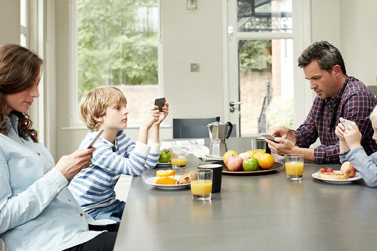Uso de aparatos tecnológicos en la mesa, Redes sociales