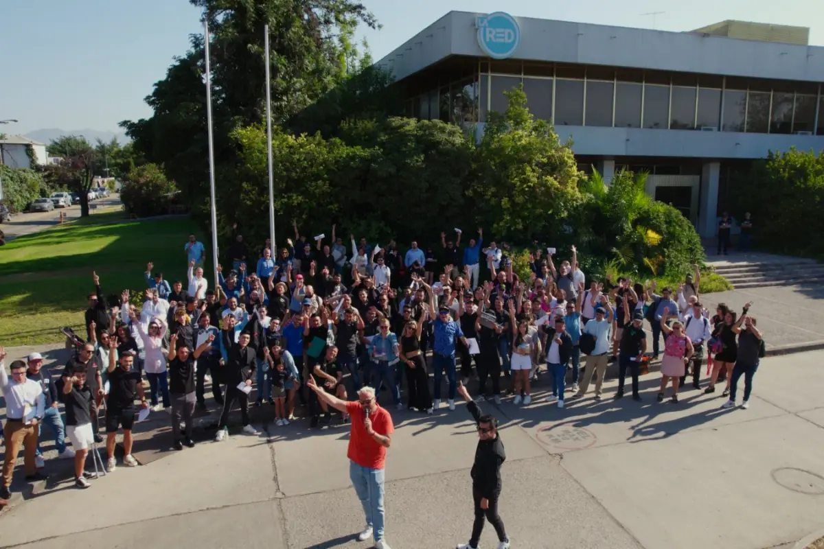 Emprendedores afuera de La Red, Cedida 