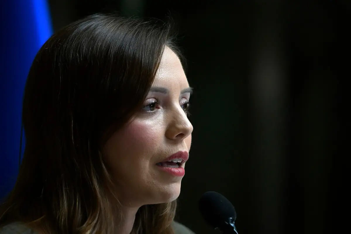 Camila Flores, Agencia Uno