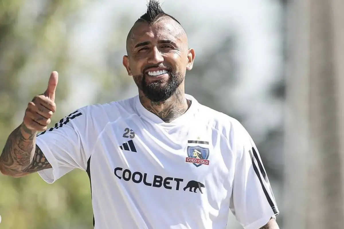 Arturo Vidal posando con camiseta de Colo Colo