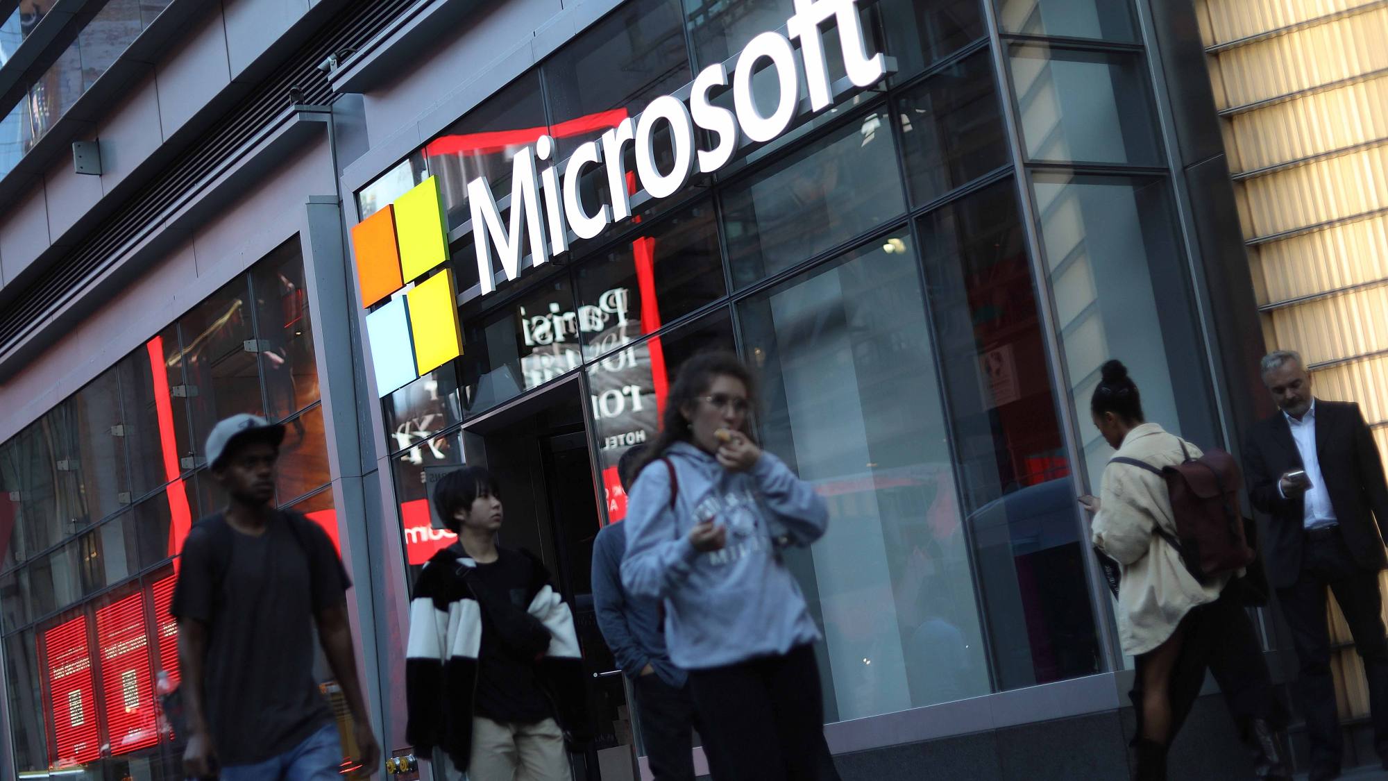 Microsoft Entre despidos y billones de dólares