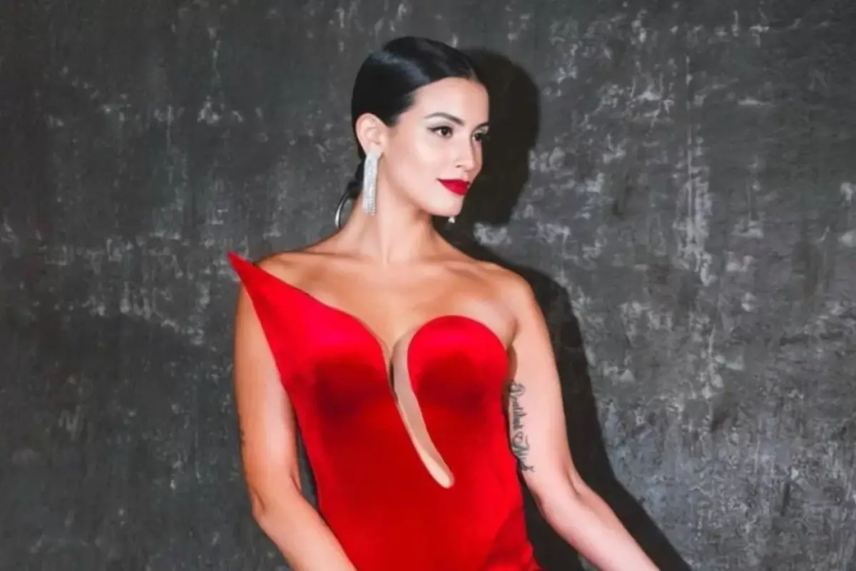 Cony Capelly con vestido de gala