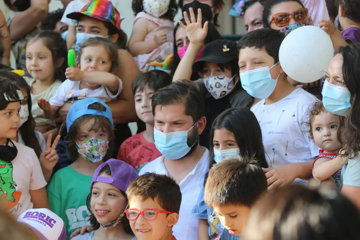 Gabriel Boric, Agencia Uno