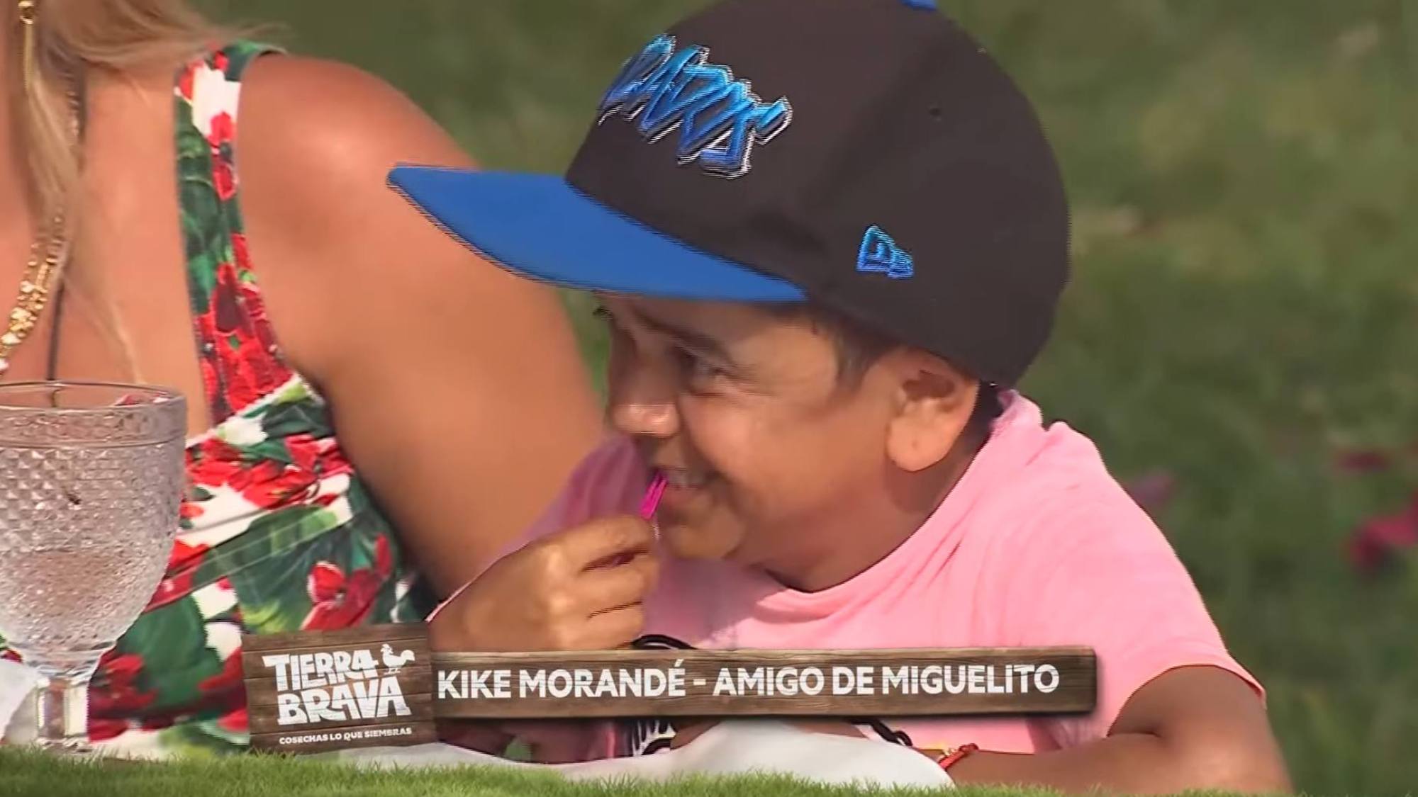 Miguelito se emocionó al recibir emotivo saludo de Kike Morandé