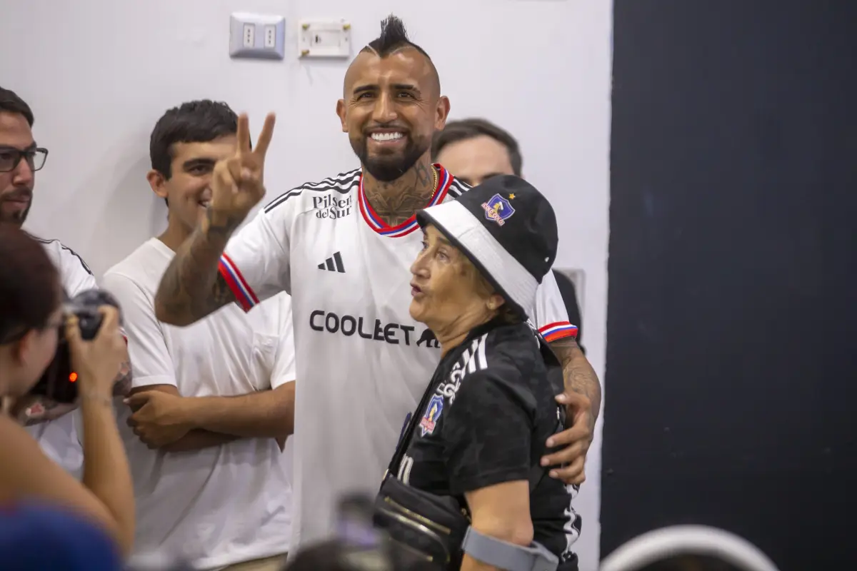 Arturo Vidal, es presentado oficialmente en su regreso a Colo-Colo. La jornada de su retorno se desarrolló en la sala de prensa del Estadio Monumental Fotos:Juan Pablo Carmona Yakcich