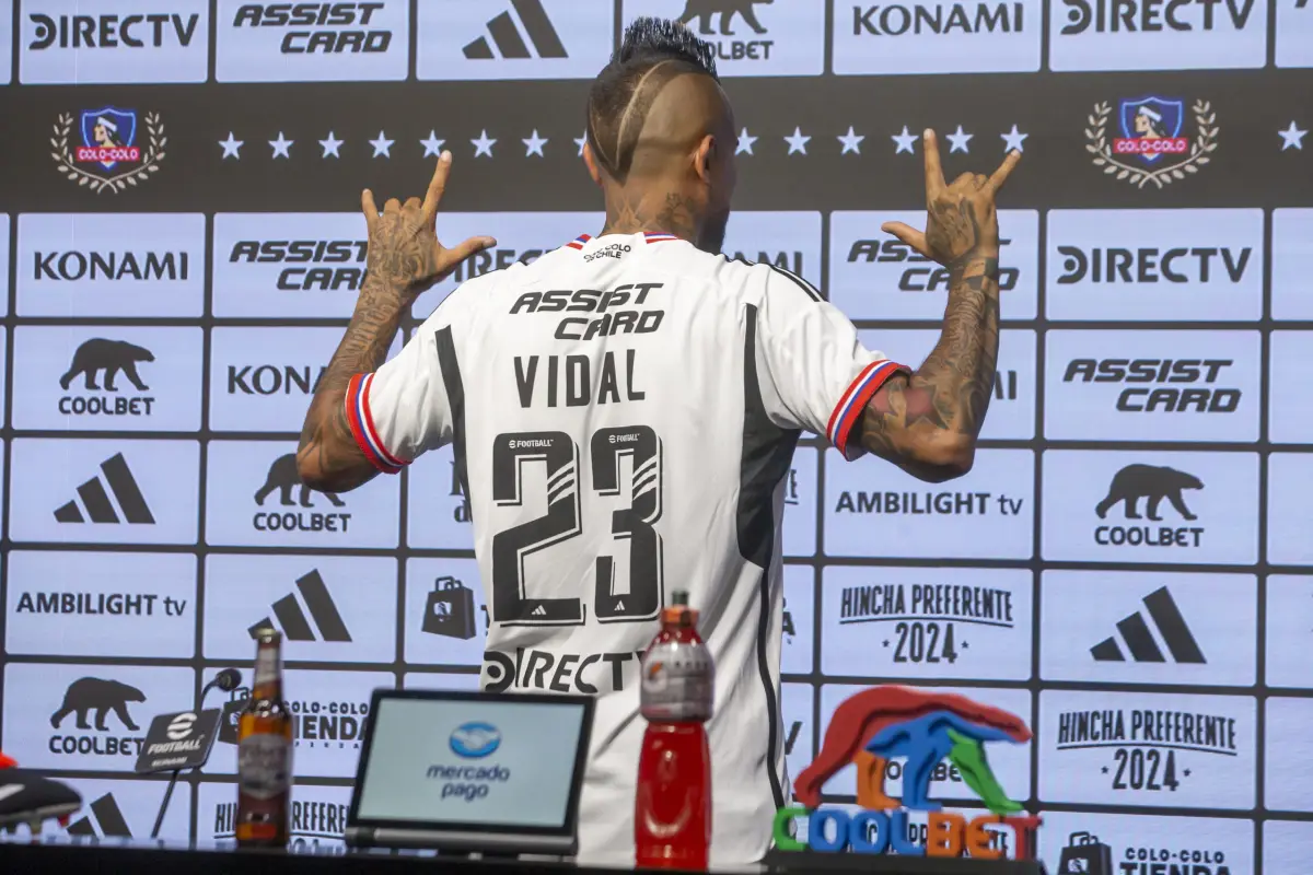 Arturo Vidal, es presentado oficialmente en su regreso a Colo-Colo. La jornada de su retorno se desarrolló en la sala de prensa del Estadio Monumental Fotos:Juan Pablo Carmona Yakcich