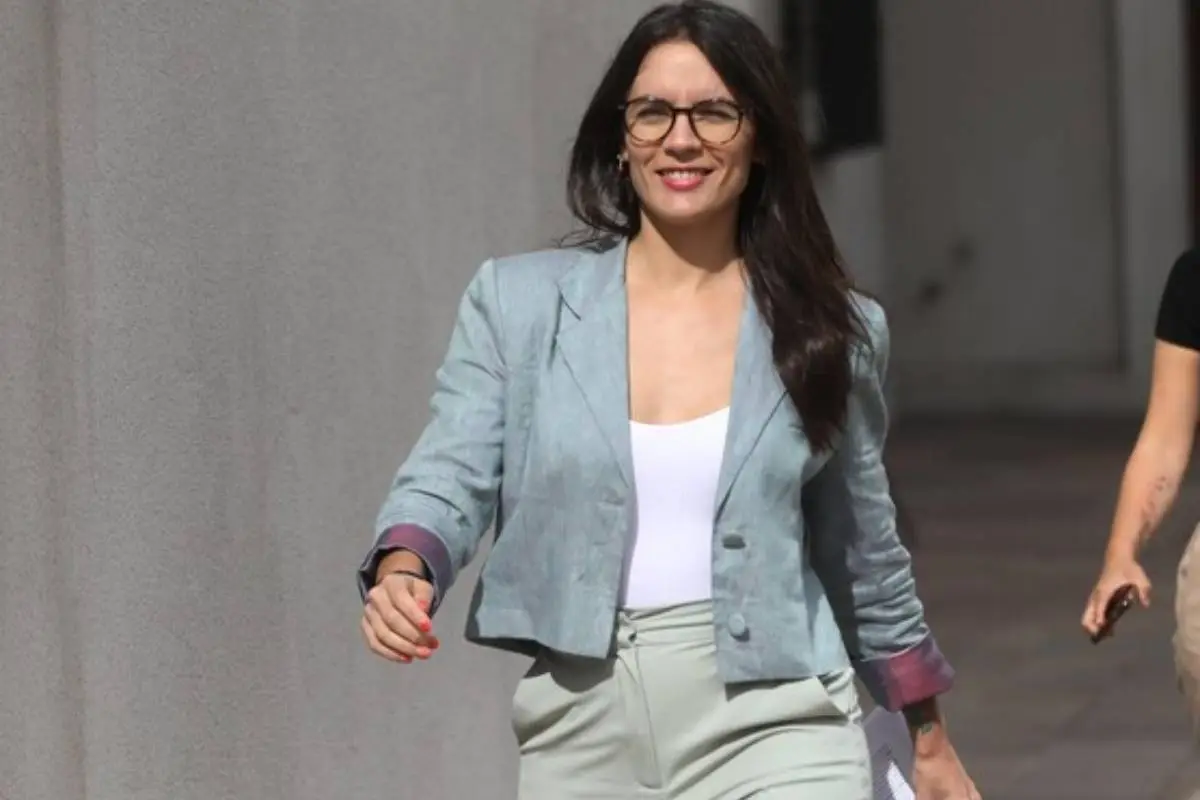 Camila Vallejo, Agencia Uno