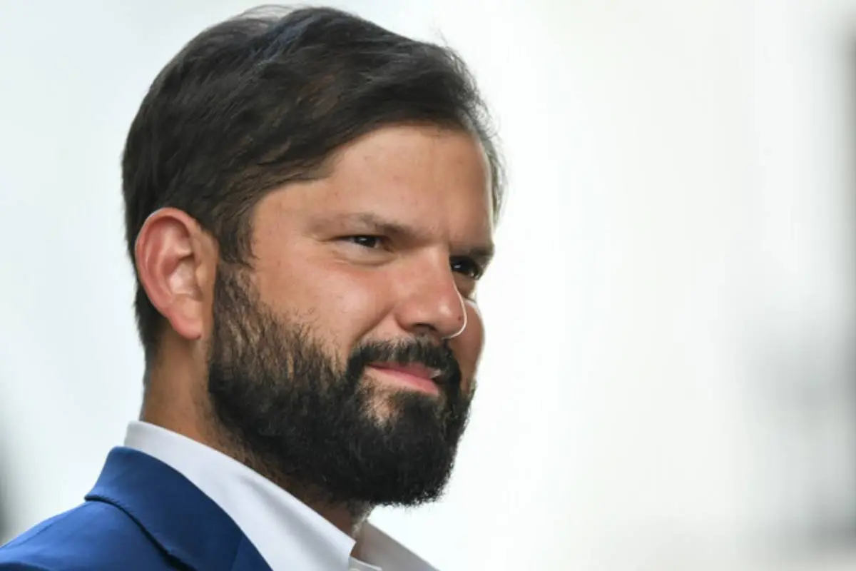 Gabriel Boric, Agencia Uno