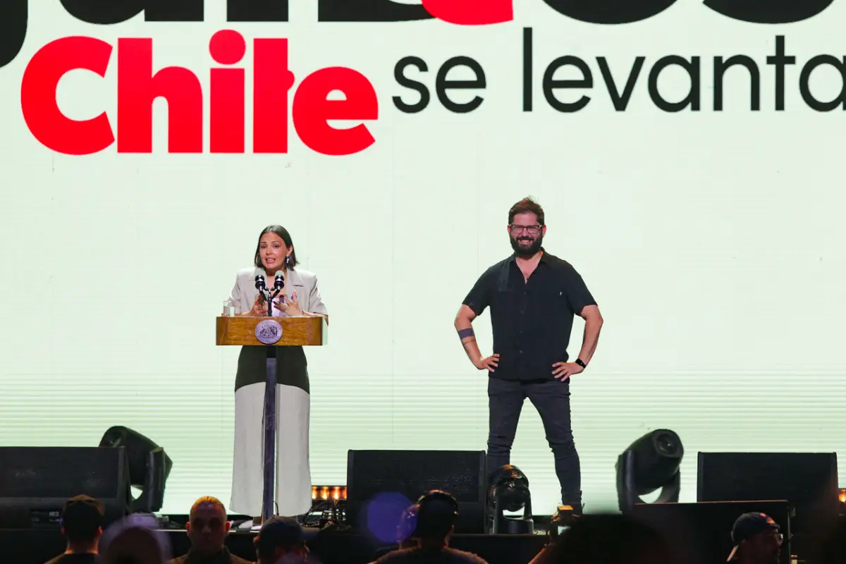 Carolina Arredondo junto a Gabriel Boric, Agencia Uno