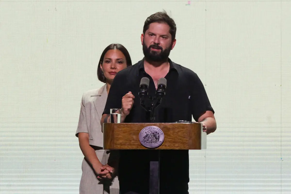 Gabriel Boric junto a Carolina Arredondo, Agencia Uno