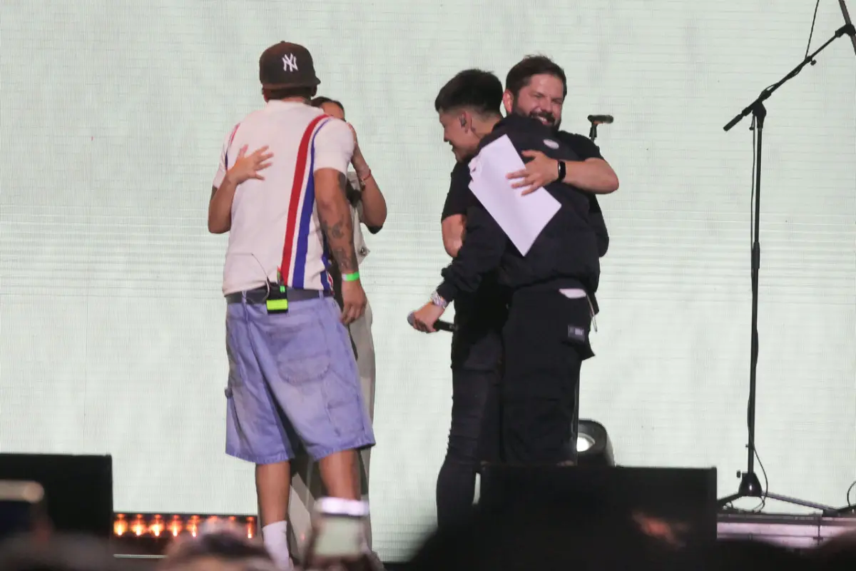 Gabriel Boric junto a Carolina Arredondo, Kidd Voodoo y Young Cister, Agencia Uno