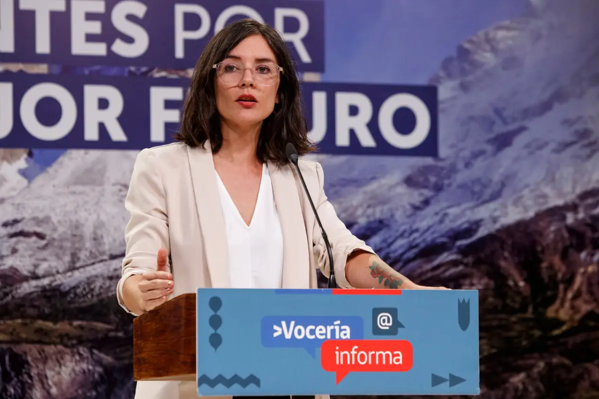 Camila Vallejo, Agencia Uno