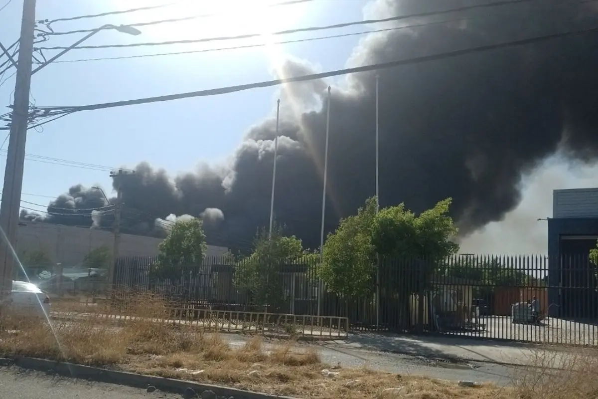 Columna de humo se ve desde varios puntos de la capital, Twitter