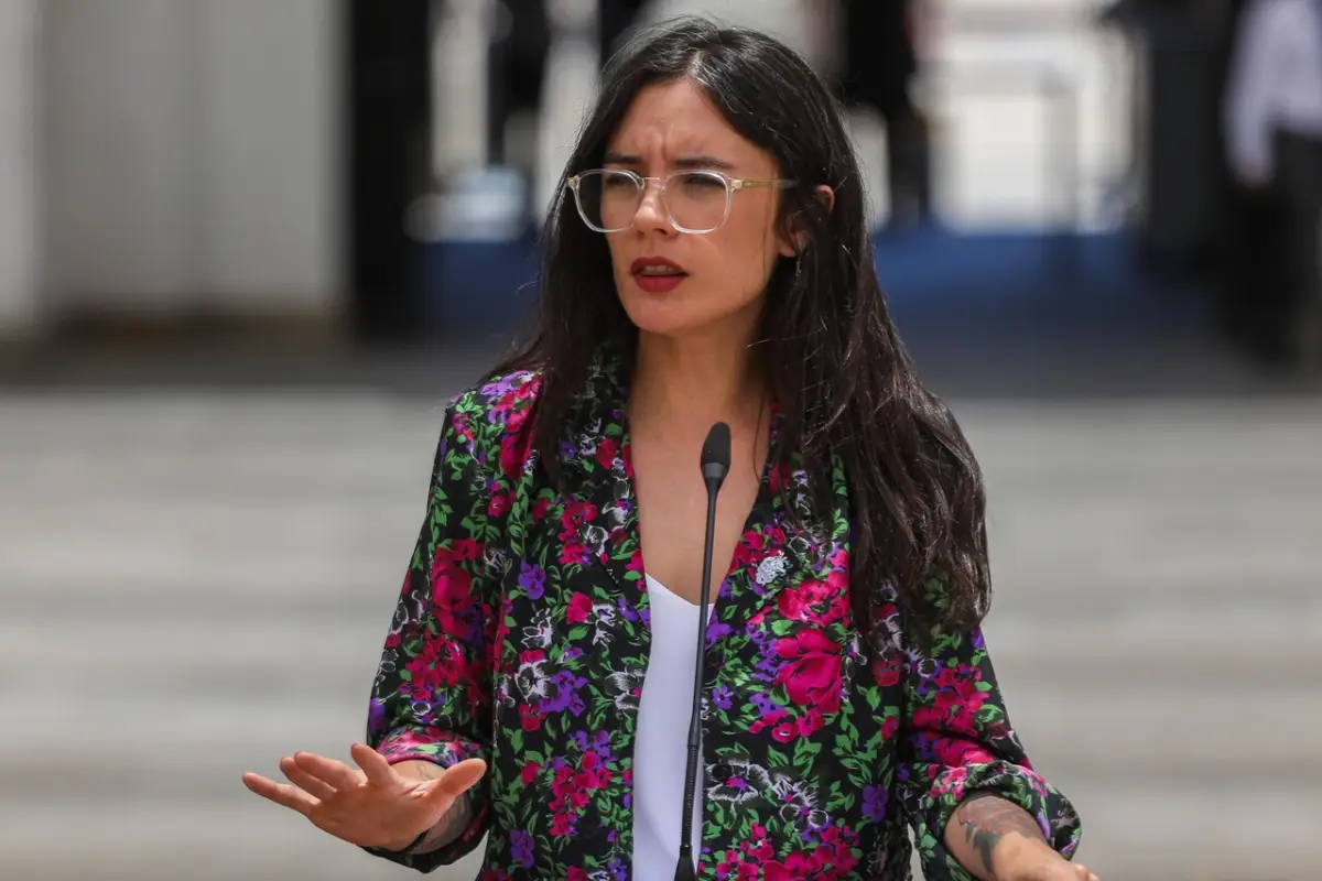 Camila Vallejo, Agencia Uno