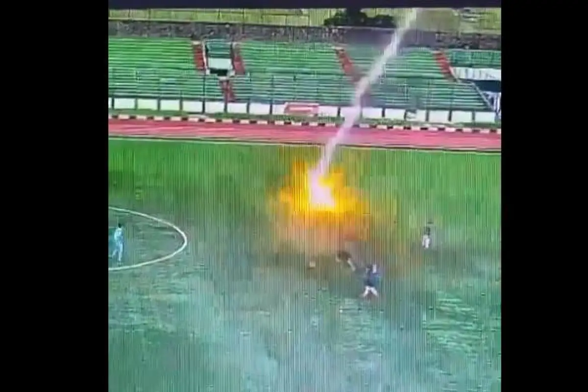 Rayo cayó sobre futbolista en Indonesia, Captura