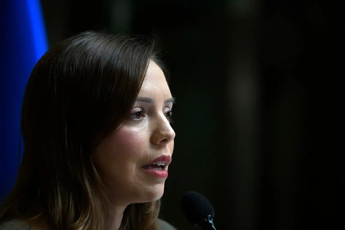 Camila Flores, Agencia Uno