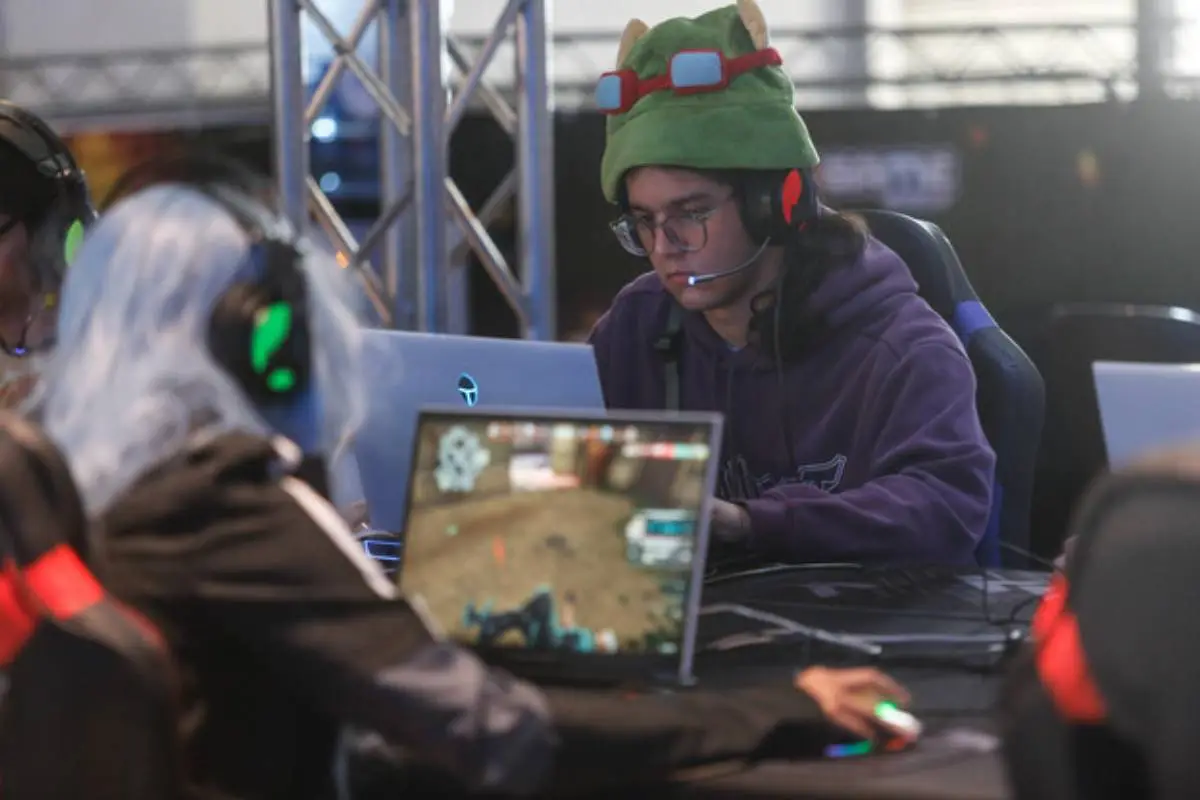 Videojuegos en pareja, Agencia Uno