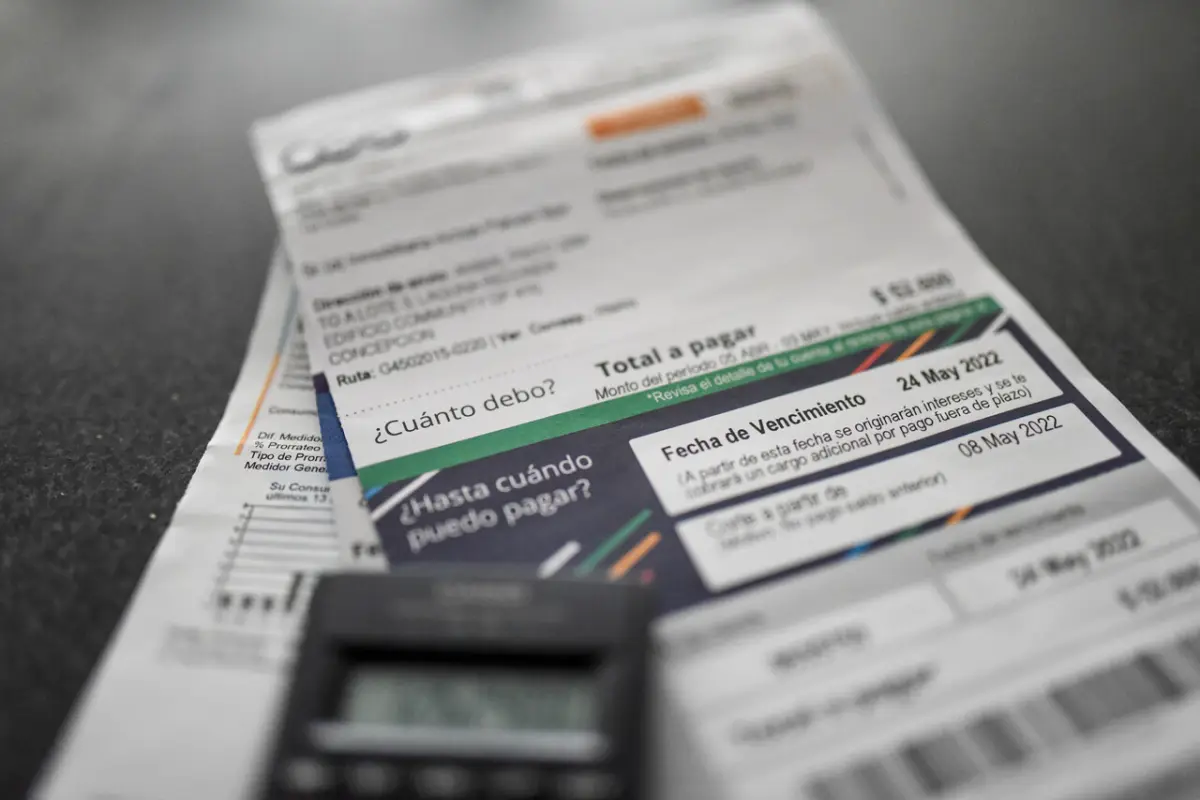 ¡Se viene marzo!, Agencia Uno