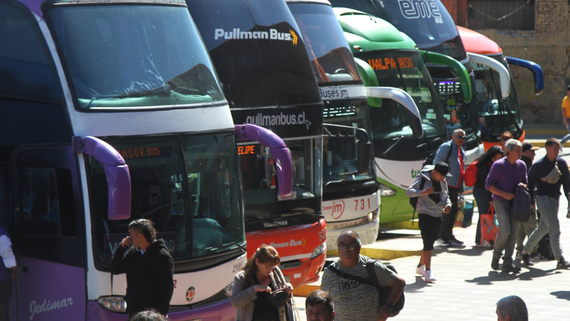 Chofer de bus con orden de captura vigente fue detenido en terminal