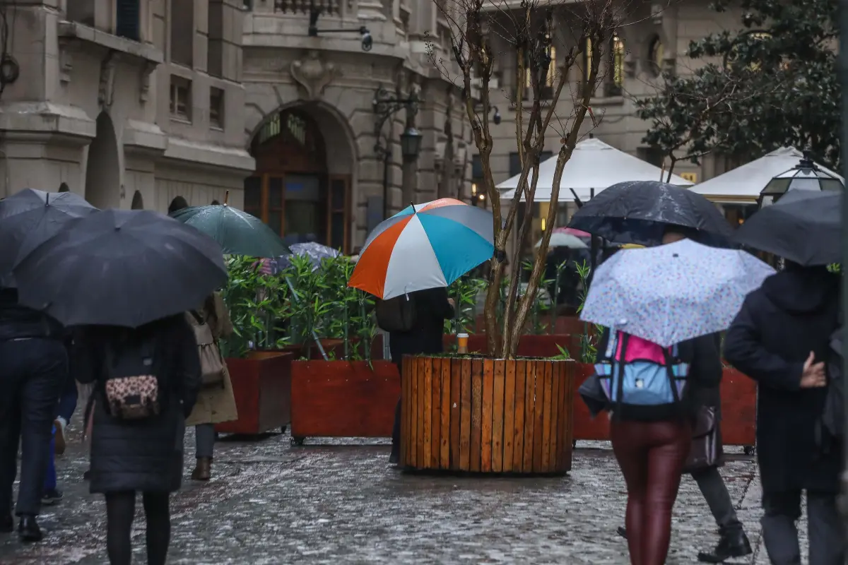 Lluvia veraniega en Santiago, Agencia Uno