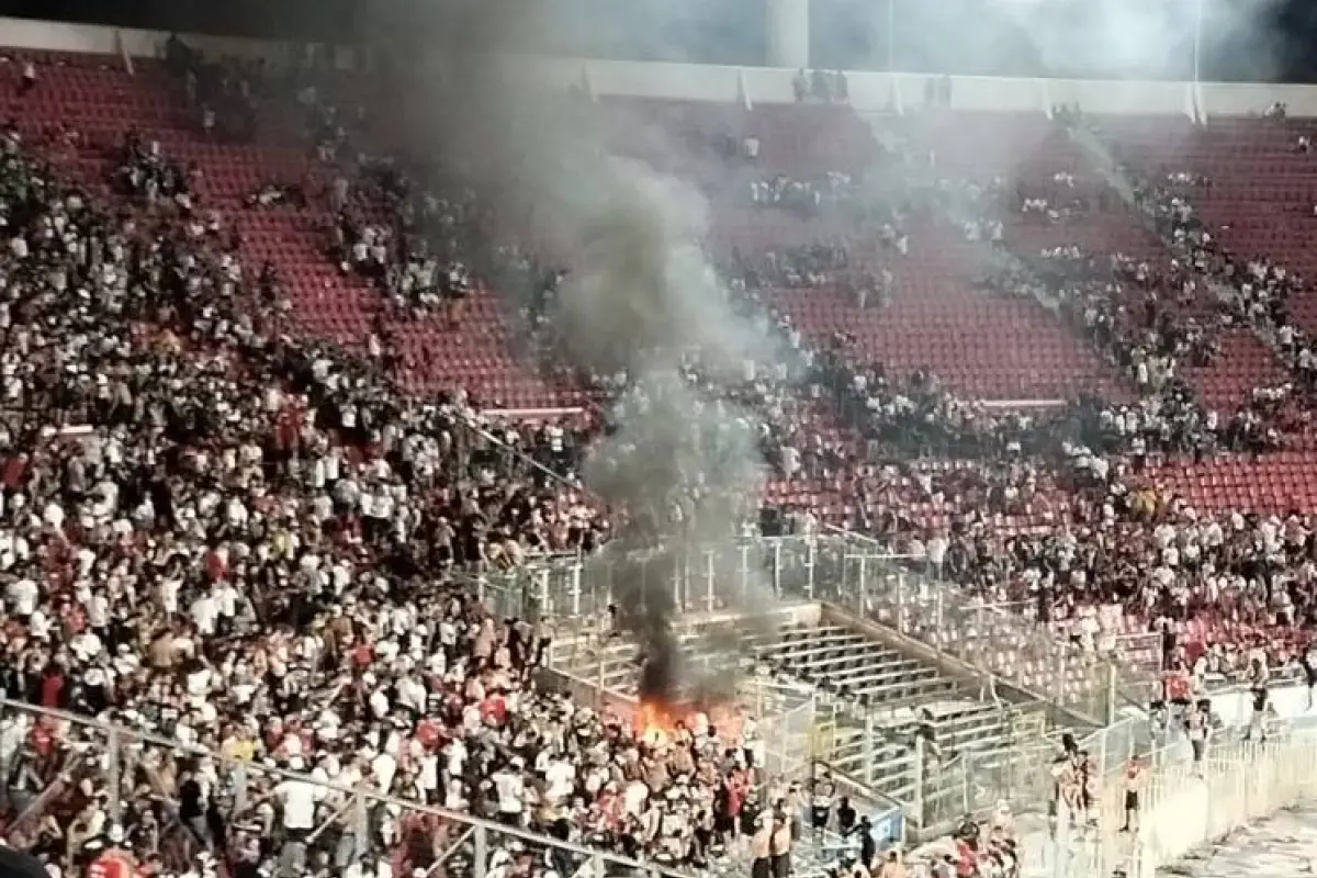 fuego en las tribunas en final de la Supercopa