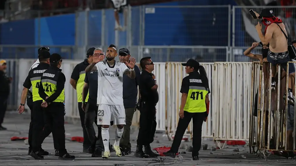 Arturo Vidal intenta calmar a su hinchada - Juan Pablo Carmona 