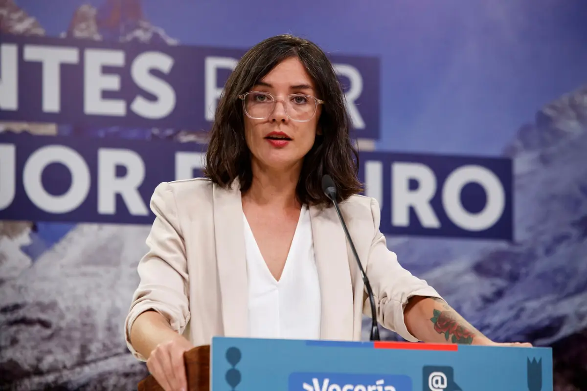 Camila Vallejo, Agencia Uno