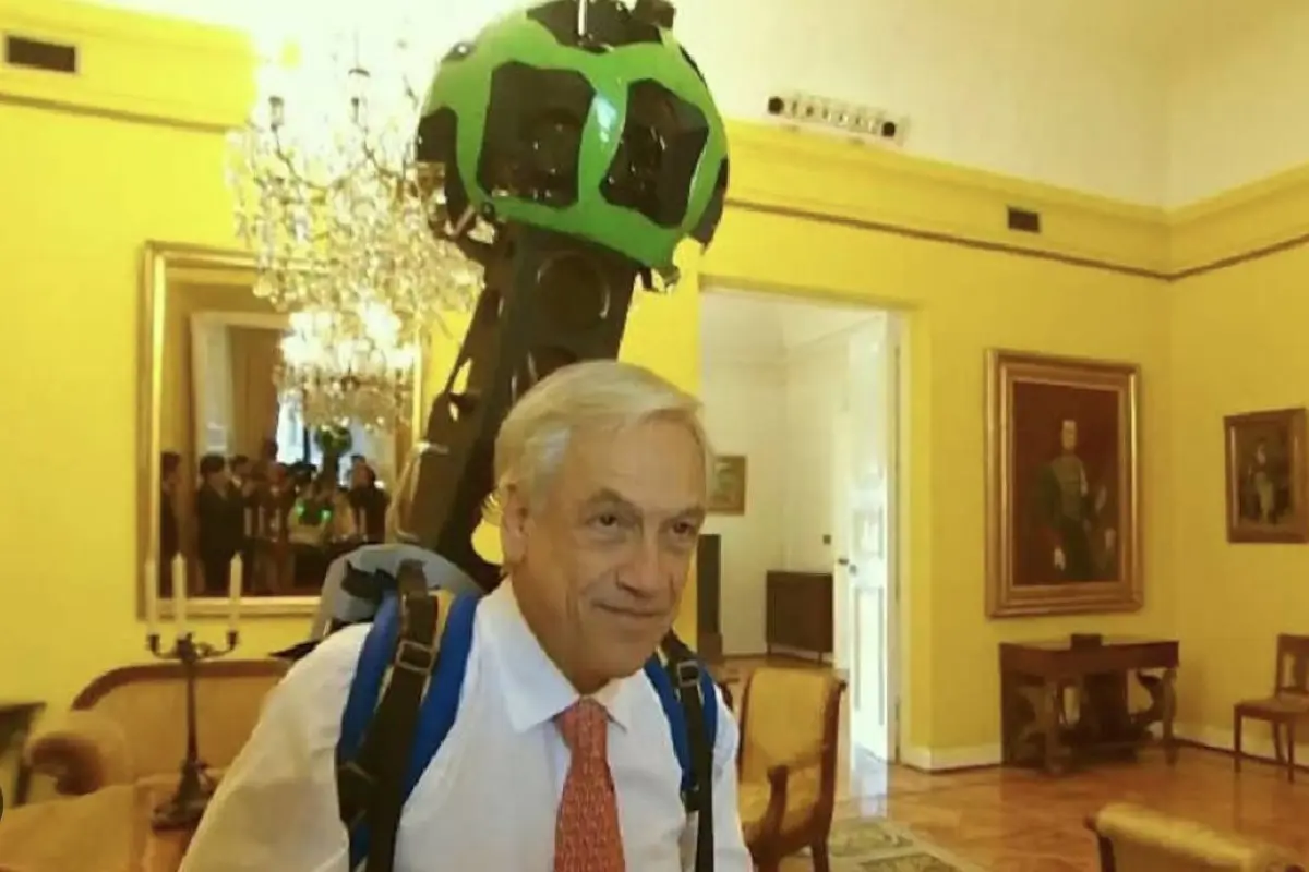 Sebastián Piñera con mochila de Google Street View