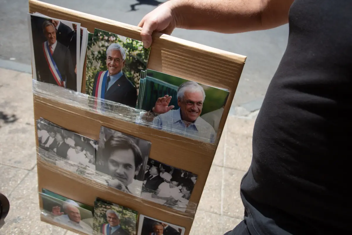 Las fotos de Sebastián Piñera se venden en el frontis del ex Congreso, Agencia Uno