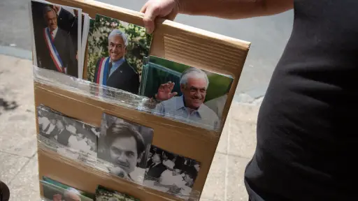 Las fotos de Sebastián Piñera se venden en el frontis del ex Congreso, Agencia Uno