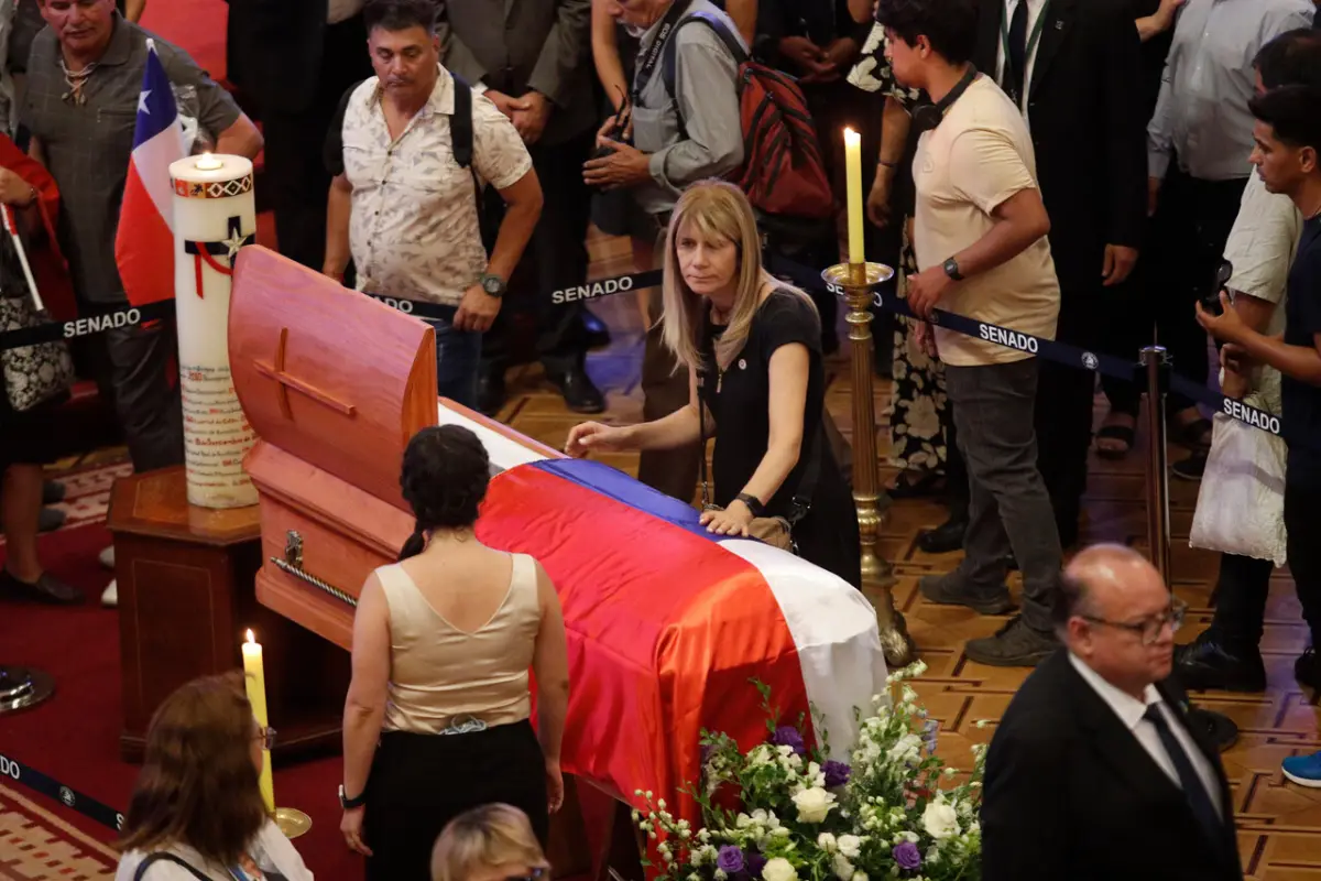Ximena Rincón frente al ataúd de Sebastián Piñera, Agencia Uno
