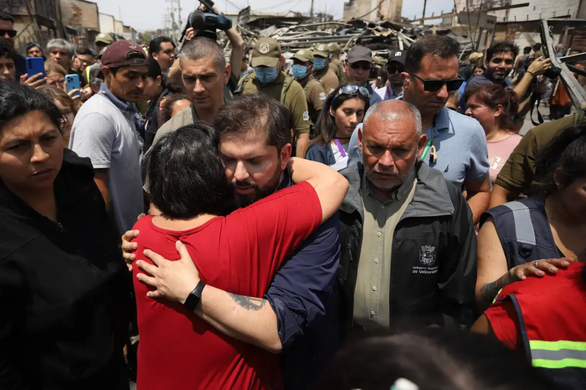 El Presidente visitó a víctimas de los incendios, Agencia Uno