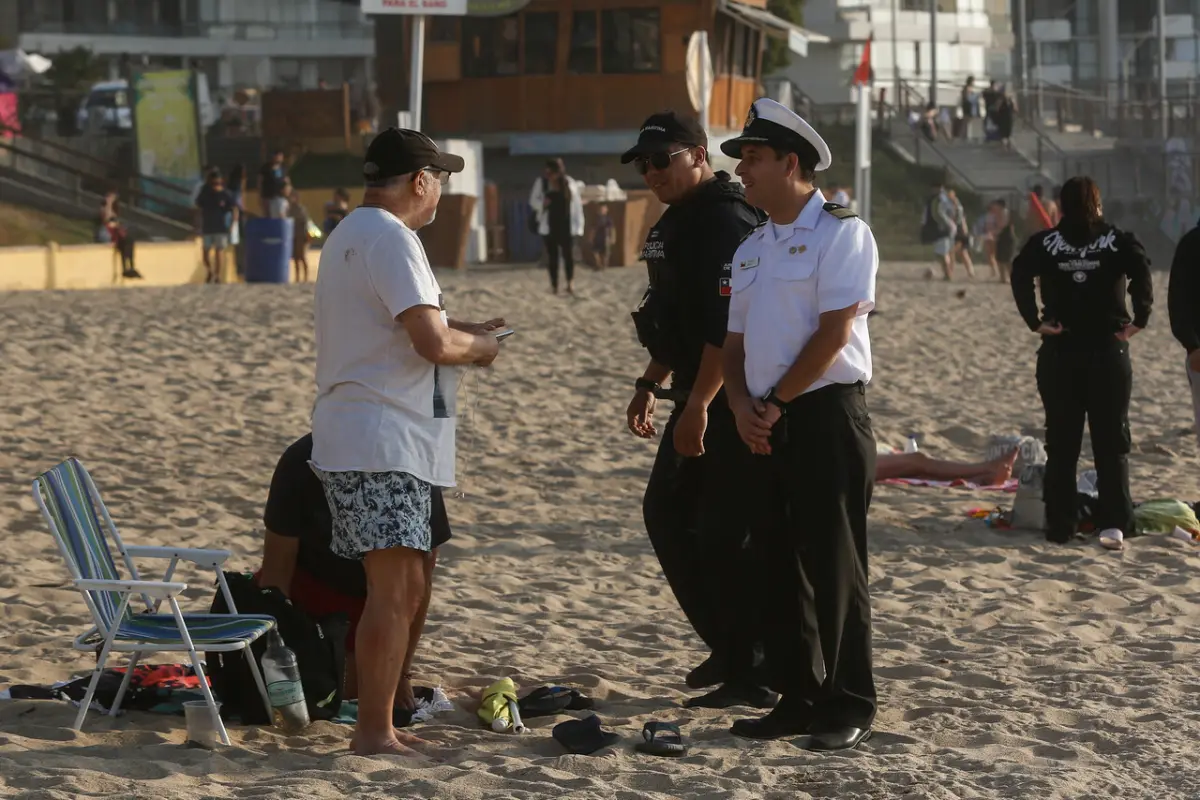 Turistas permanecieron en la playa pese al toque de queda, Agencia Uno