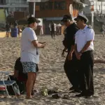 Turistas permanecieron en la playa pese al toque de queda, Agencia Uno