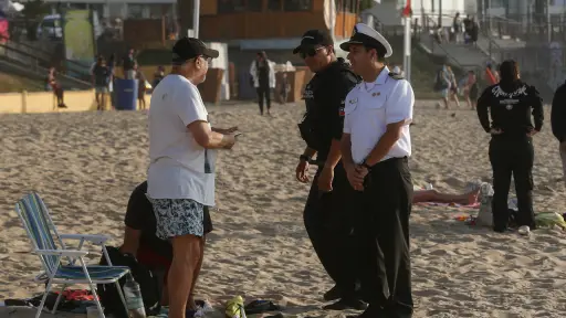 Turistas permanecieron en la playa pese al toque de queda, Agencia Uno
