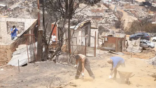 Vecinos trabajando en la reconstrucción de sus casas, Agencia Uno
