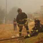 bomberos en medio de incendios forestales