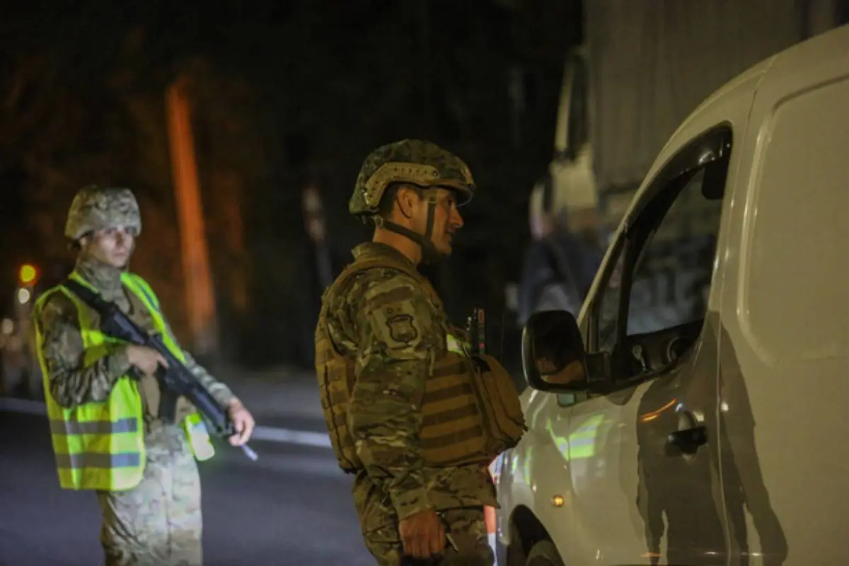 Toque de queda, Agencia Uno