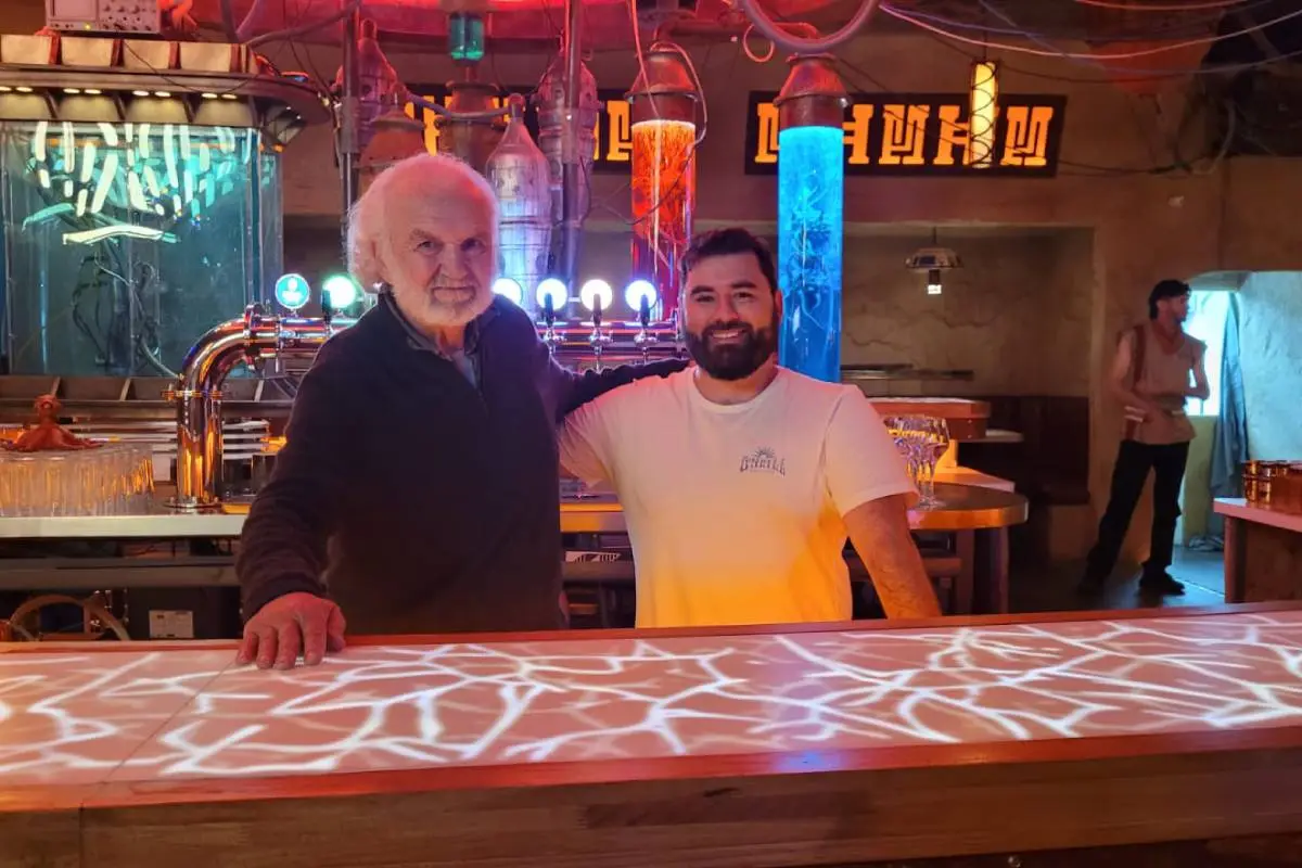 Lorne Peterson, cedida