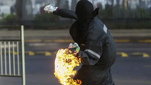 Condenado por lanzar bomba molotov recibió pensión de gracia, Agencia Uno | Referencial