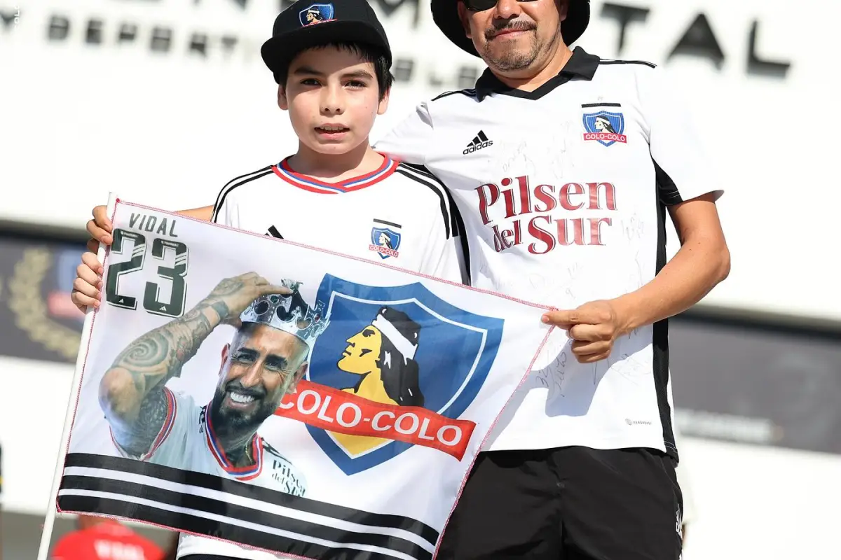 Arturo Vidal es recibido en el Monumental, Colo Colo