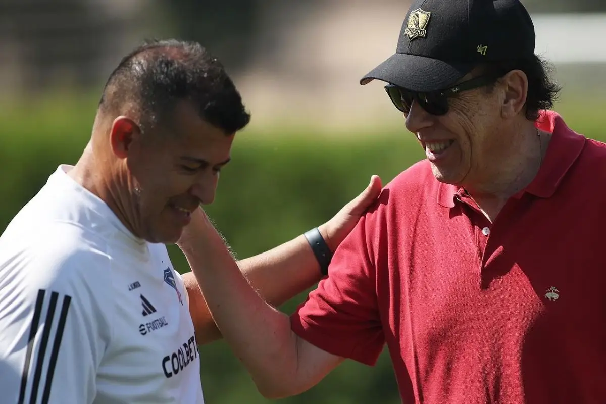 Jorge Almirón es el saludado por el presidente de ByN, Colo Colo