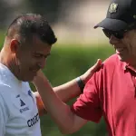 Jorge Almirón es el saludado por el presidente de ByN, Colo Colo