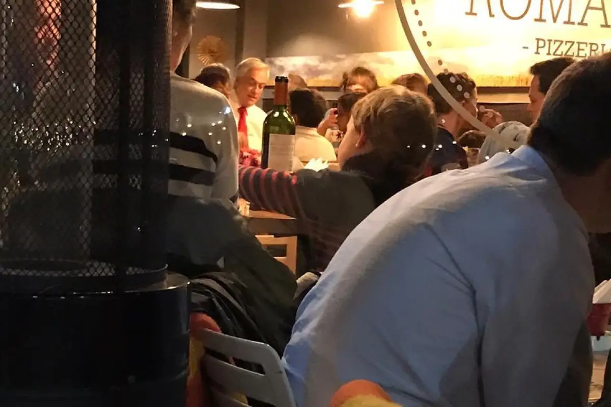 Sebastián Piñera en la pizzeria Romaria en el inicio del estallido social, @AleDittborn / X