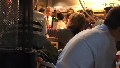 Sebastián Piñera en la pizzeria Romaria en el inicio del estallido social, @AleDittborn / X