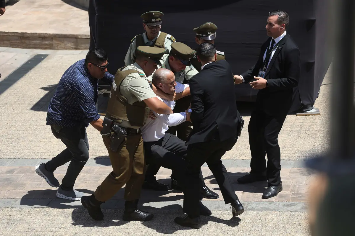 Hombre con maletín sospechoso fue detenido en pleno funeral de expresidente Piñera , Agencia Uno