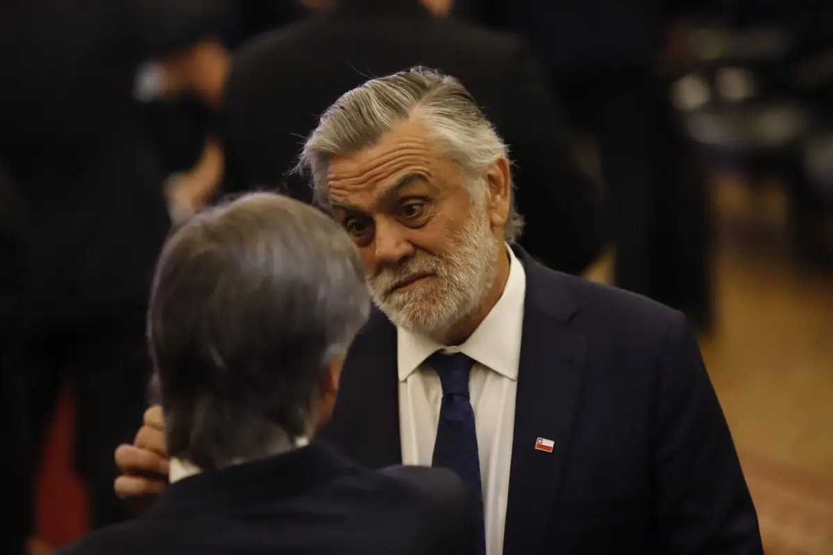 Pablo Longueira estuvo en el funeral de Sebastián Piñera, Agencia Uno