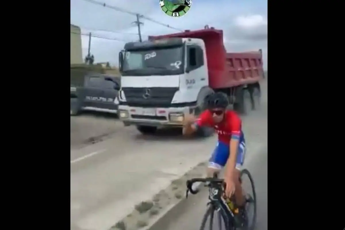 Camión adelanta a ciclistas , redes sociales