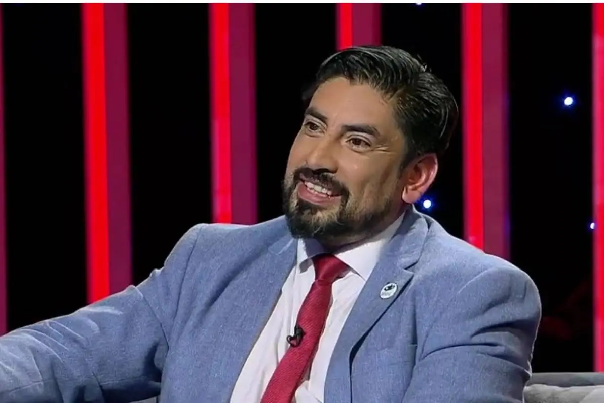 Rubén Oyarzo, redes sociales