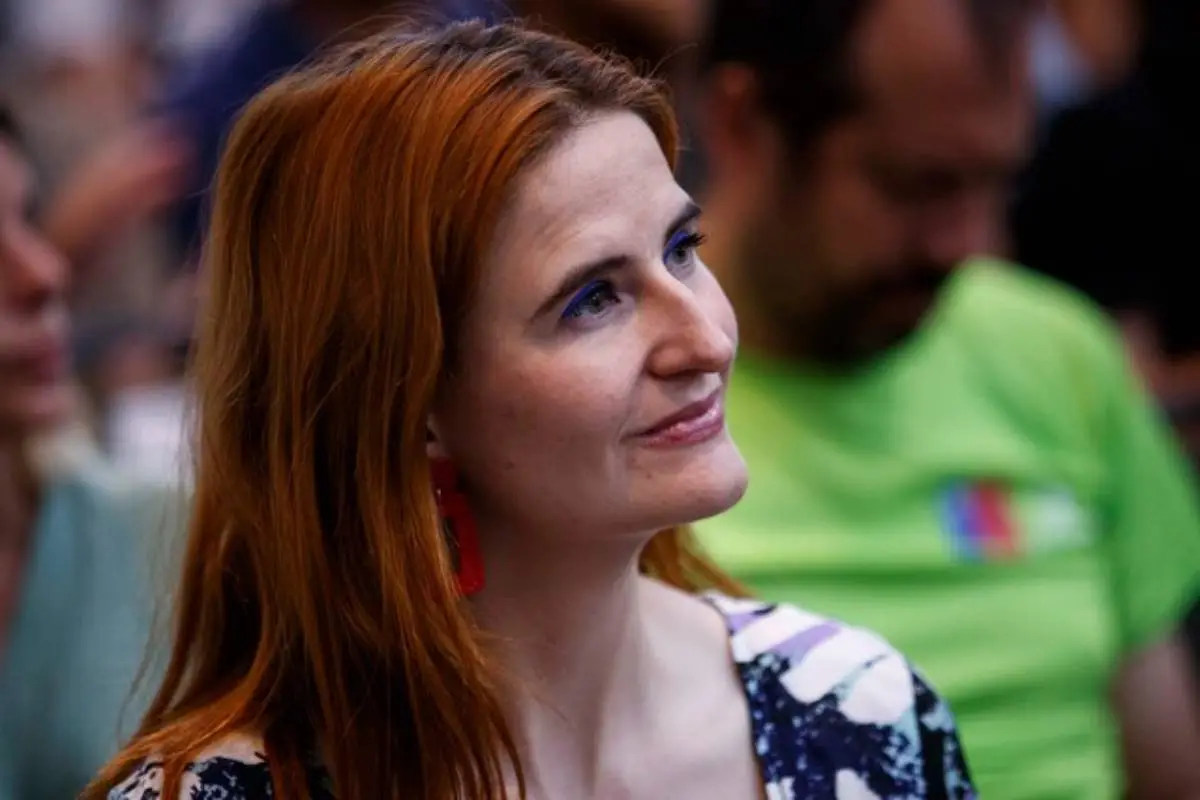 Emilia Ríos, Agencia Uno